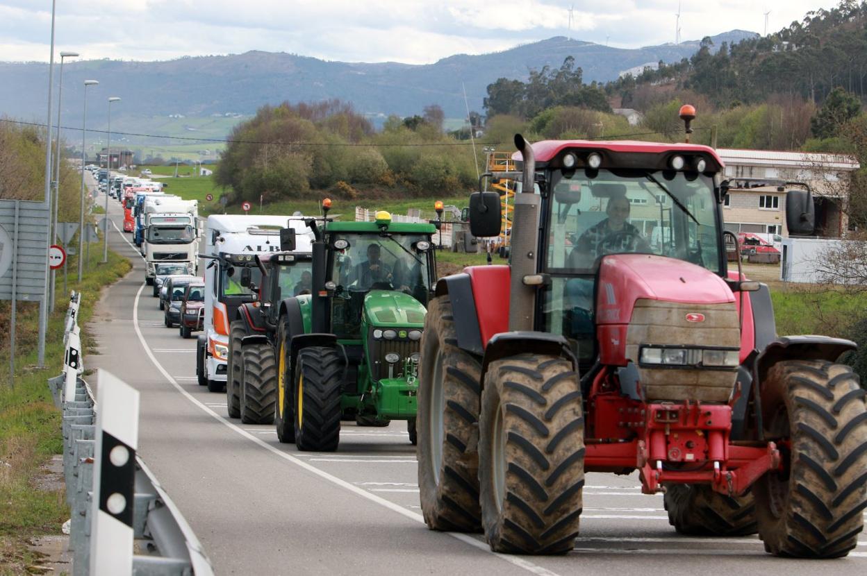 Tractorada reivindicativa que ayer se organizó entre Salcedo y Tapia. 