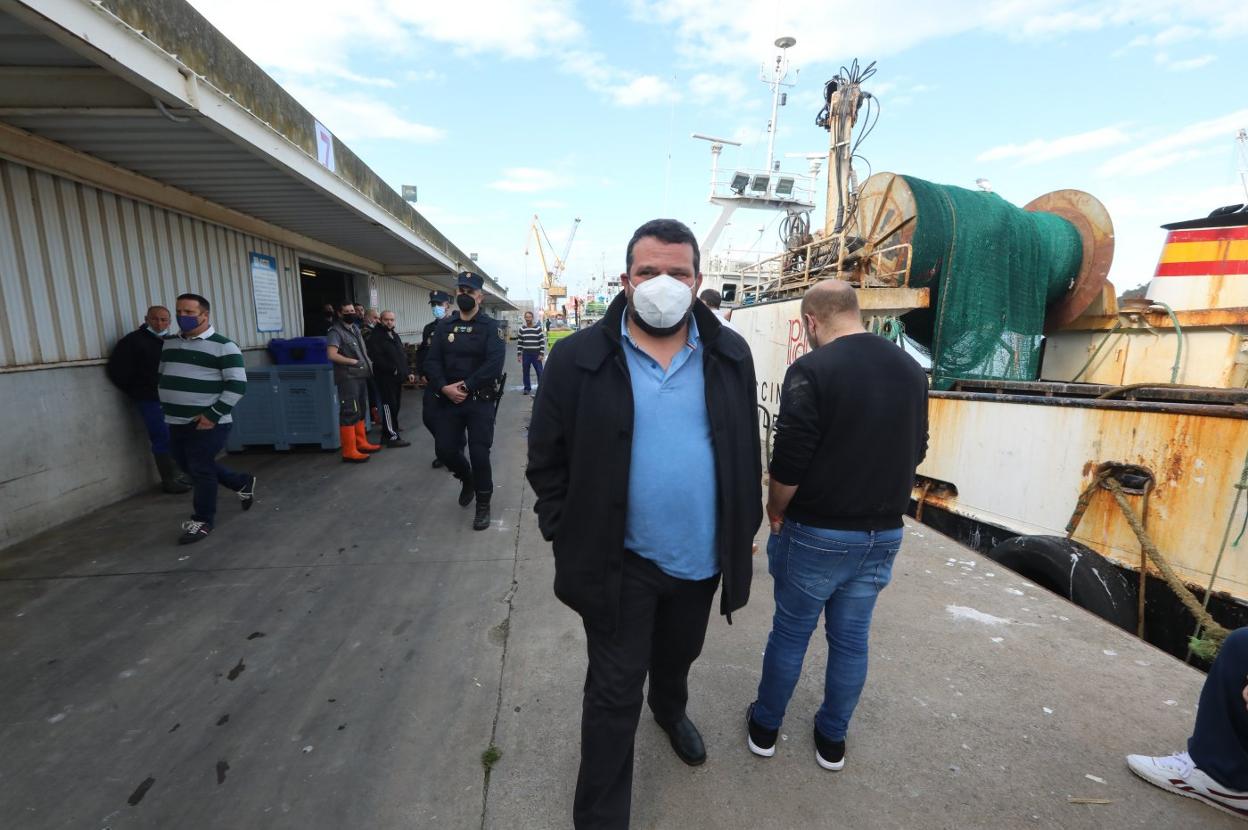 Adolfo García, presidente de la Federación de Cofradías de Asturias, ayer, ante la rula de Avilés. 