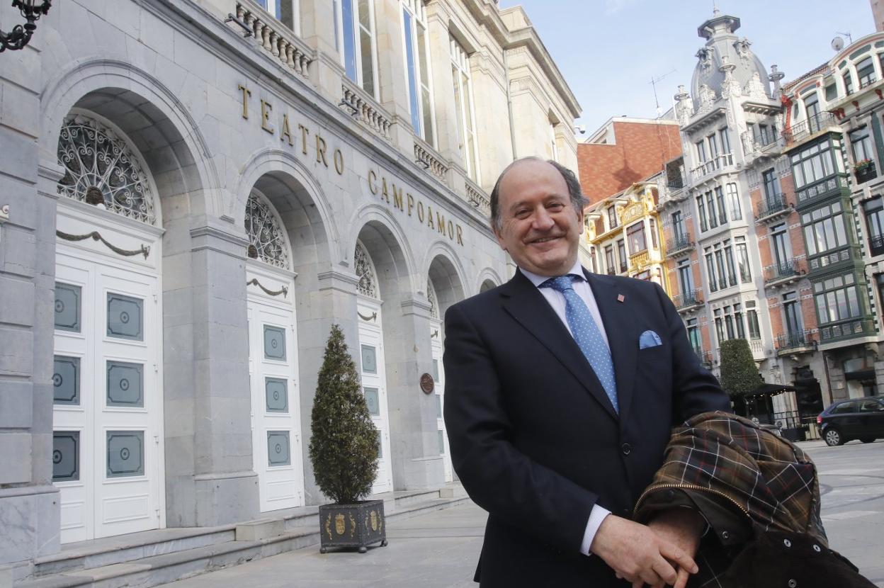 Juan Carlos Rodríguez-Ovejero, ayer, delante del Teatro Campoamor. 