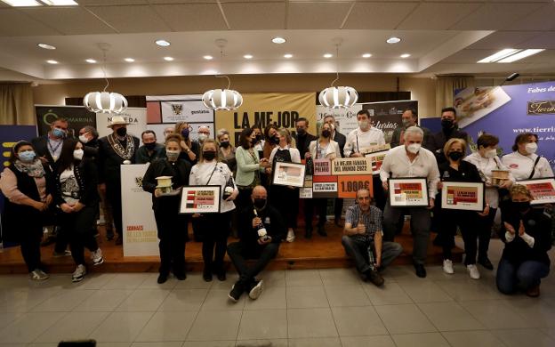 Los premiados en la final del concurso 'La Mejor Fabada del Mundo' posan tras la entrega de galardones. 