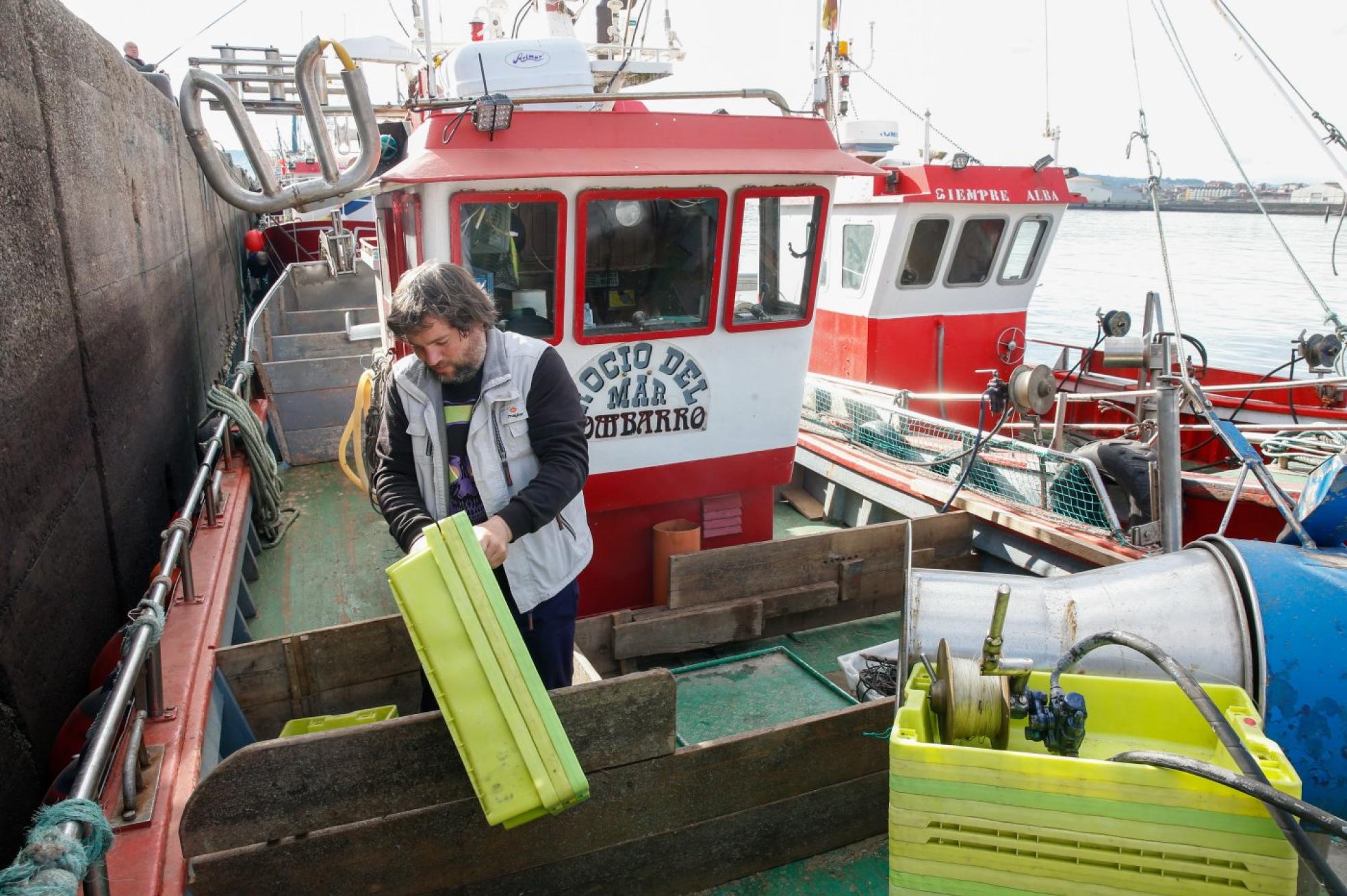 Enzo Morán. A bordo de su barco amarrado en El Musel confía en una solución a la crisis. 