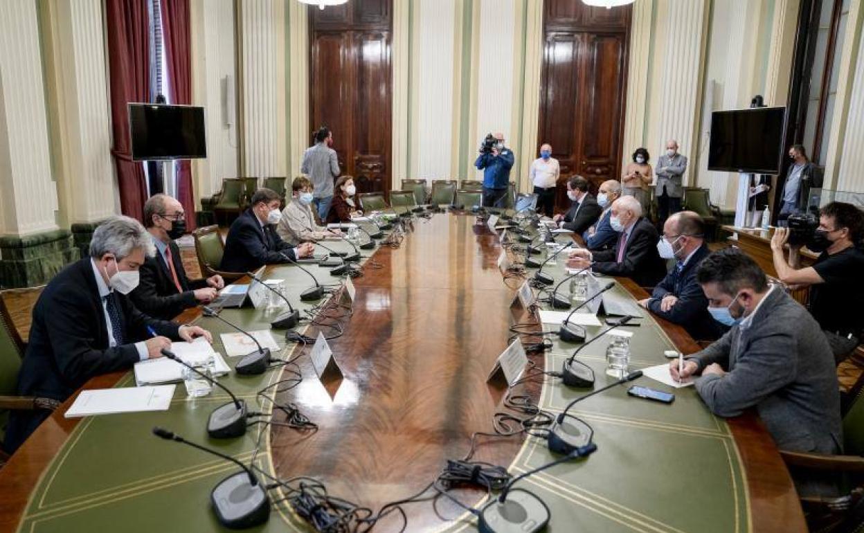 El ministro de Agricultura, Pesca y Alimentación, Luis Planas, durante la reunión con representantes del sector pesquero. 