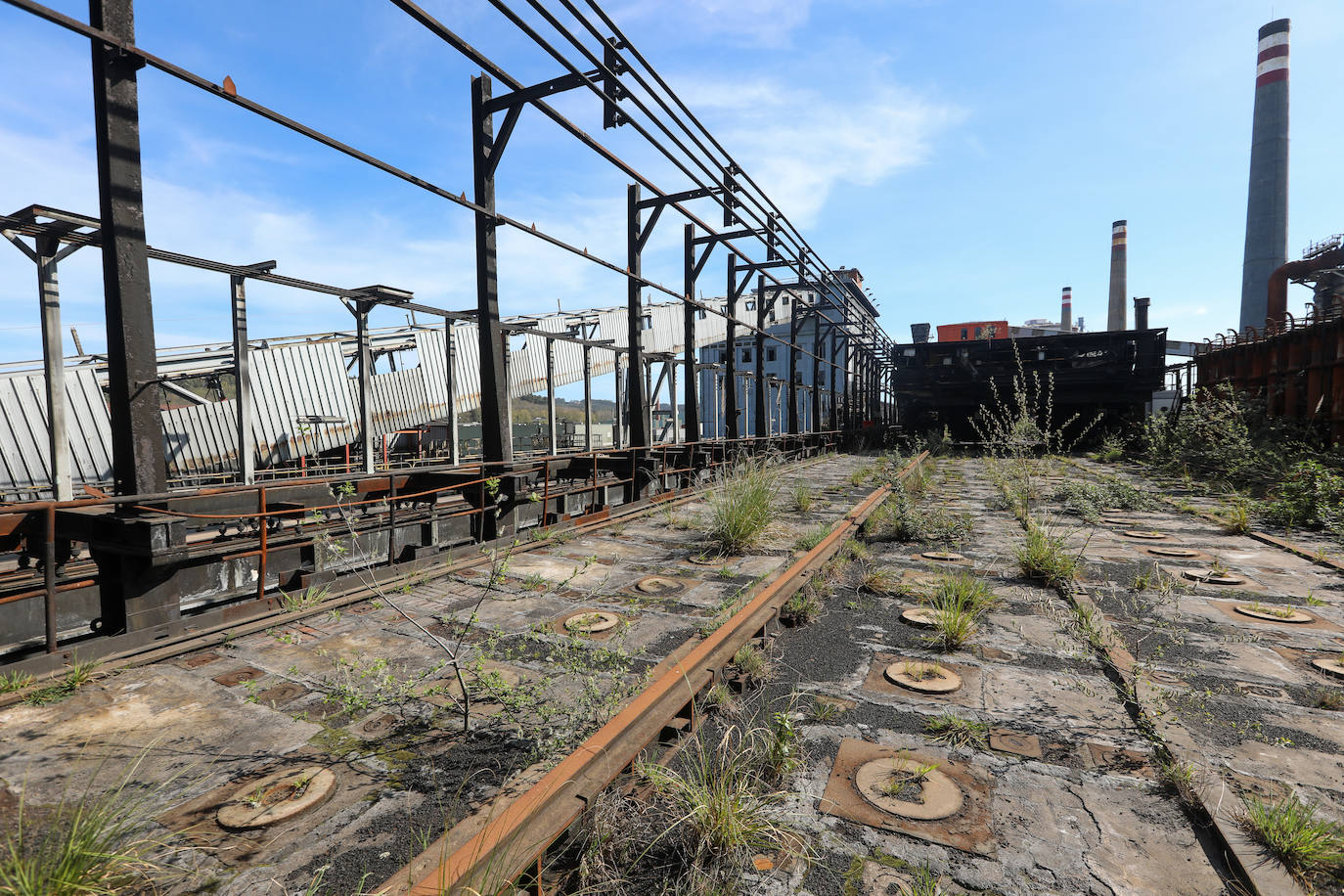 La demolición del complejo, formado por una gran cantidad de tubos, tuberías, tanques y estructuras de hormigón avanzan al ritmo previsto.