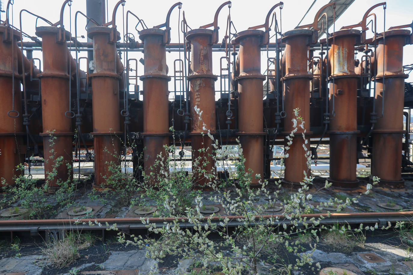 La demolición del complejo, formado por una gran cantidad de tubos, tuberías, tanques y estructuras de hormigón avanzan al ritmo previsto.