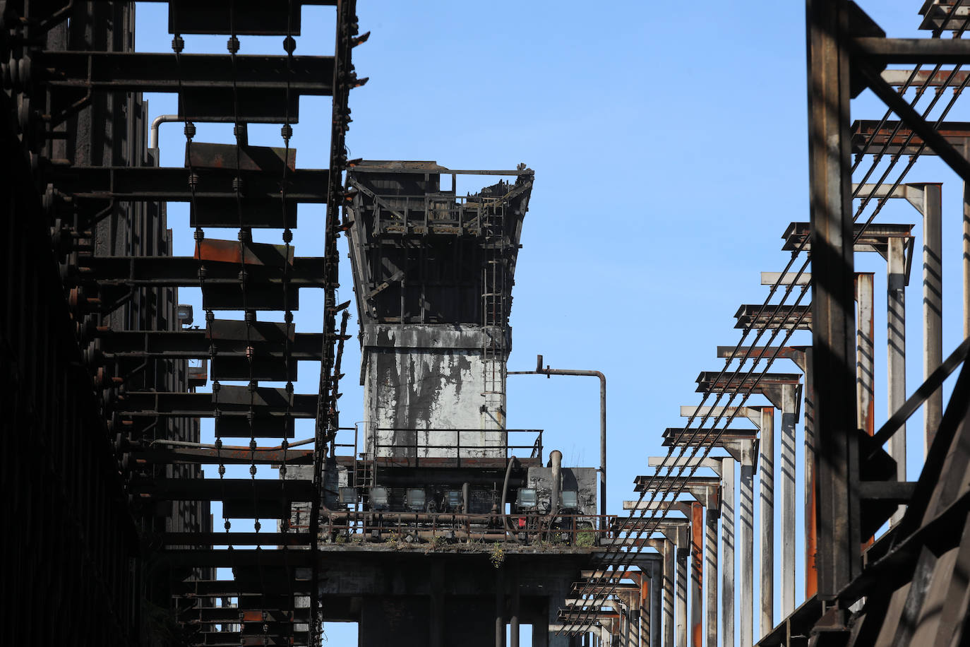 La demolición del complejo, formado por una gran cantidad de tubos, tuberías, tanques y estructuras de hormigón avanzan al ritmo previsto.