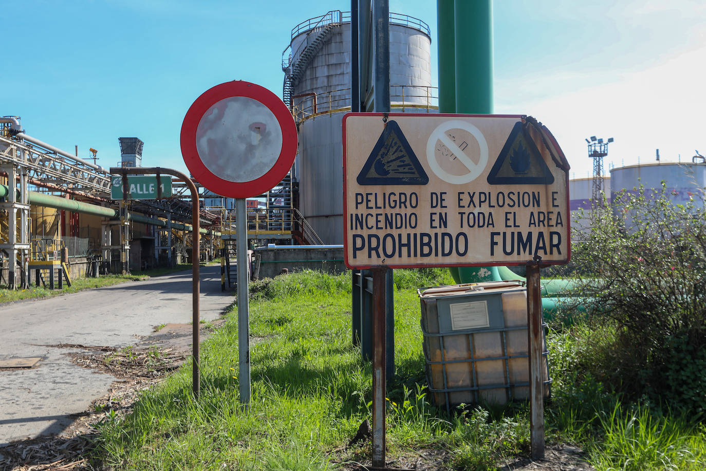 La demolición del complejo, formado por una gran cantidad de tubos, tuberías, tanques y estructuras de hormigón avanzan al ritmo previsto.