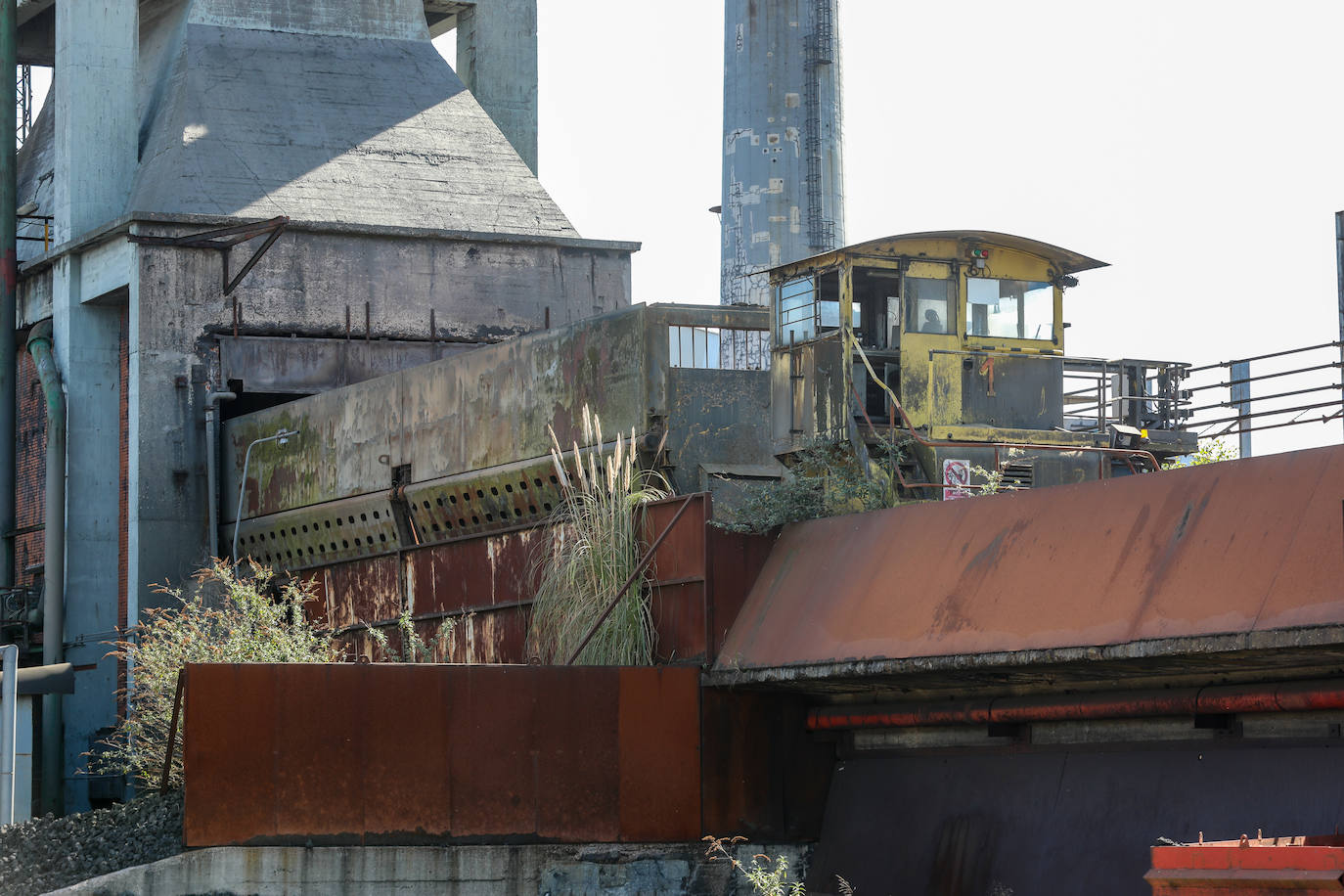 La demolición del complejo, formado por una gran cantidad de tubos, tuberías, tanques y estructuras de hormigón avanzan al ritmo previsto.