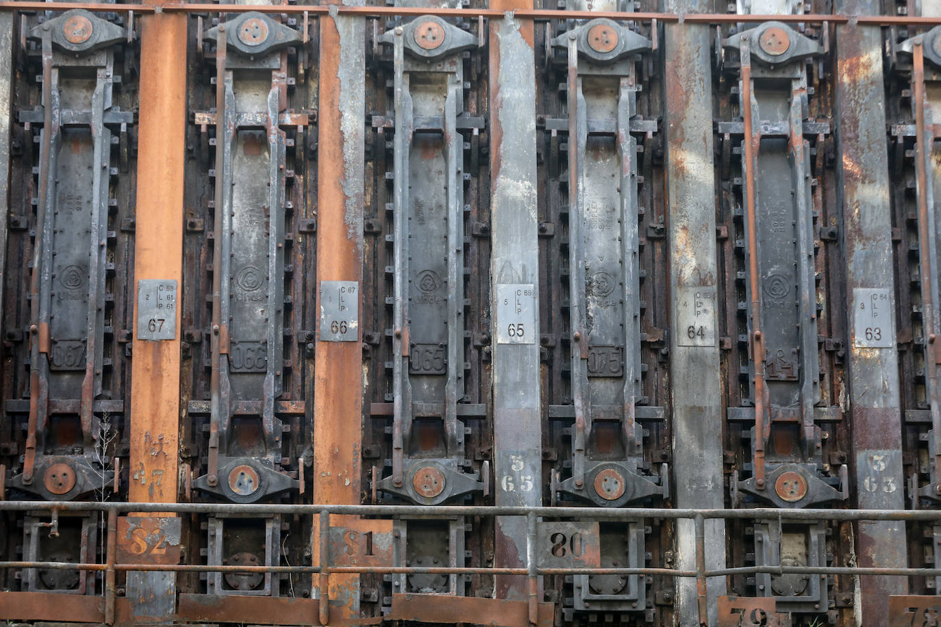 La demolición del complejo, formado por una gran cantidad de tubos, tuberías, tanques y estructuras de hormigón avanzan al ritmo previsto.