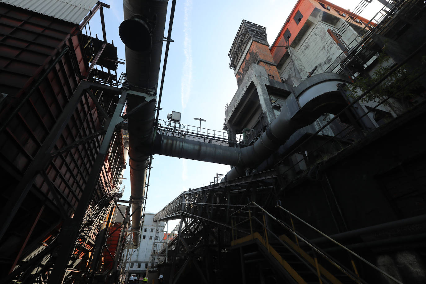 La demolición del complejo, formado por una gran cantidad de tubos, tuberías, tanques y estructuras de hormigón avanzan al ritmo previsto.