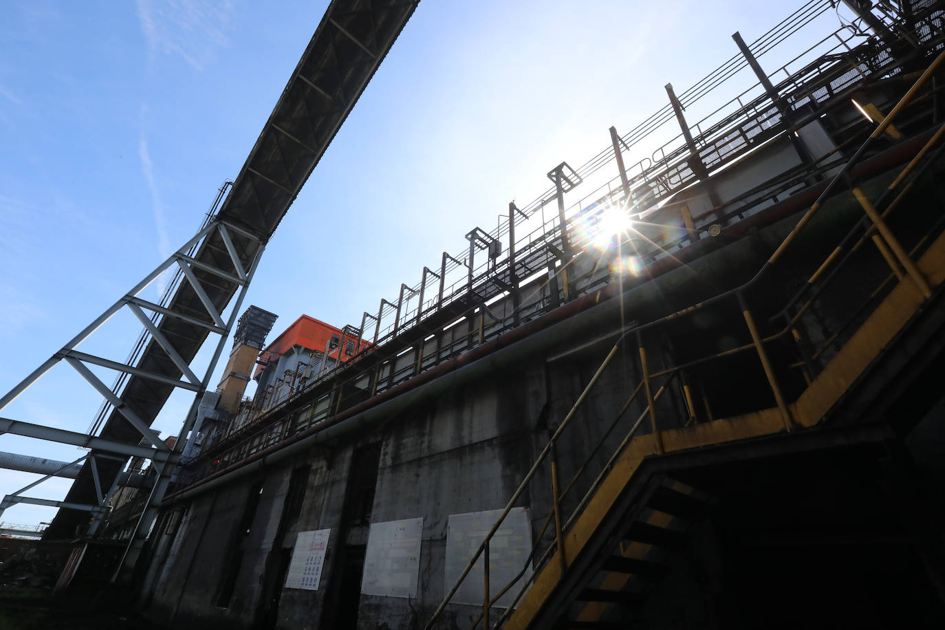La demolición del complejo, formado por una gran cantidad de tubos, tuberías, tanques y estructuras de hormigón avanzan al ritmo previsto.
