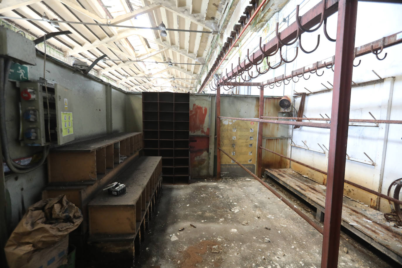 La demolición del complejo, formado por una gran cantidad de tubos, tuberías, tanques y estructuras de hormigón avanzan al ritmo previsto.