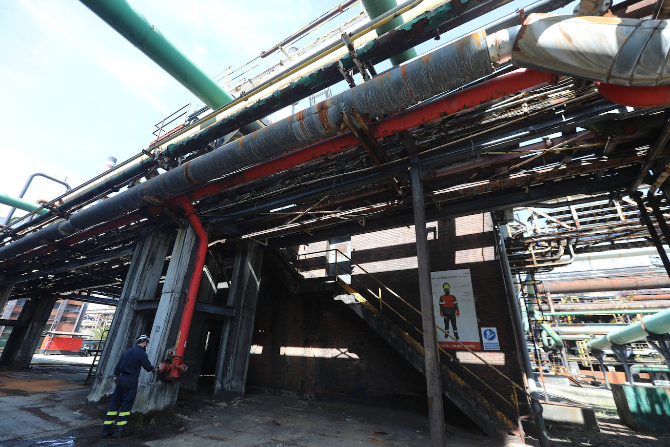La demolición del complejo, formado por una gran cantidad de tubos, tuberías, tanques y estructuras de hormigón avanzan al ritmo previsto.