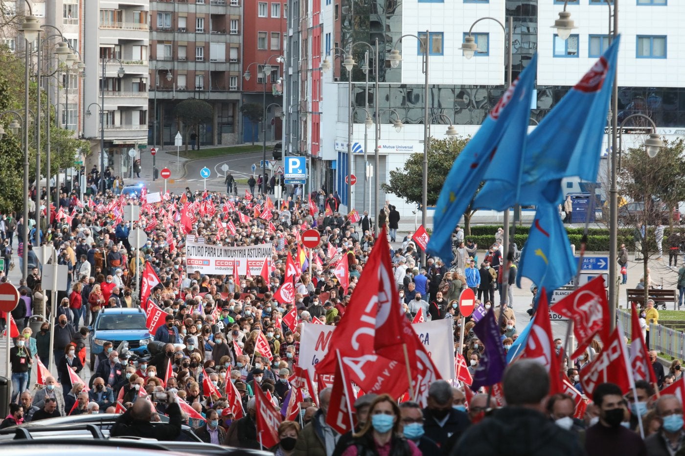 La protesta recorrió algunas de las principales calles de Avilés.