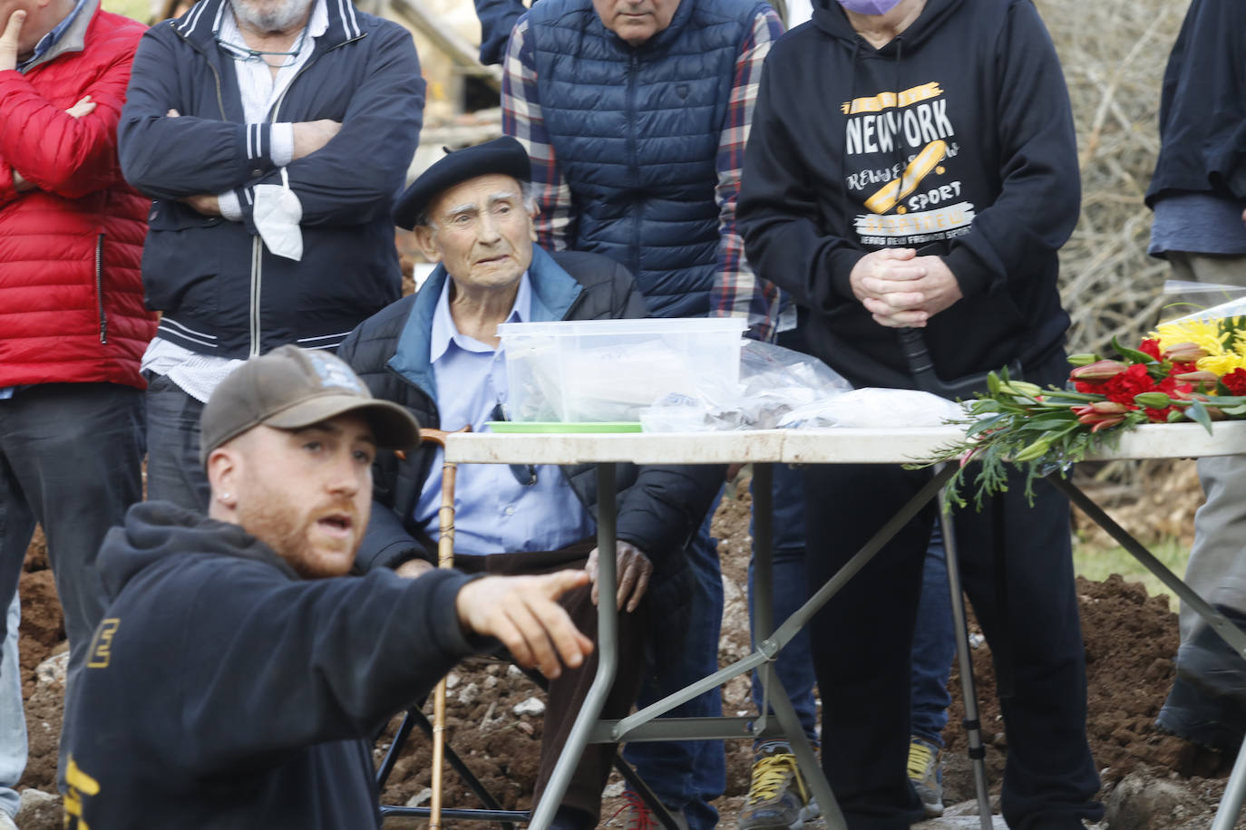 Las familias acuden a la excavación para hallar a sus antepasados y los voluntarios creen que encontrarán los restos de veinte personas más.