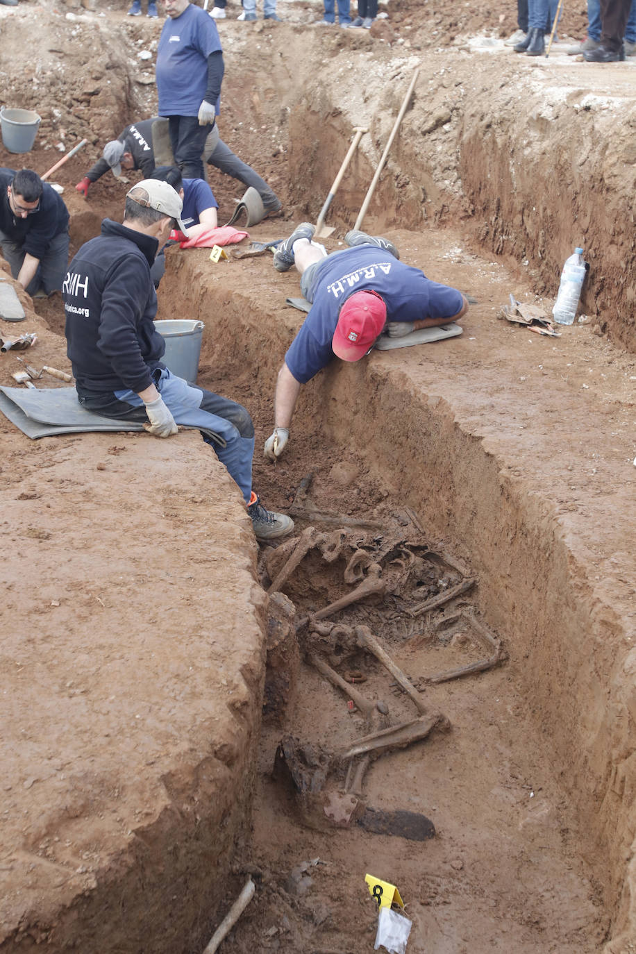 Las familias acuden a la excavación para hallar a sus antepasados y los voluntarios creen que encontrarán los restos de veinte personas más.