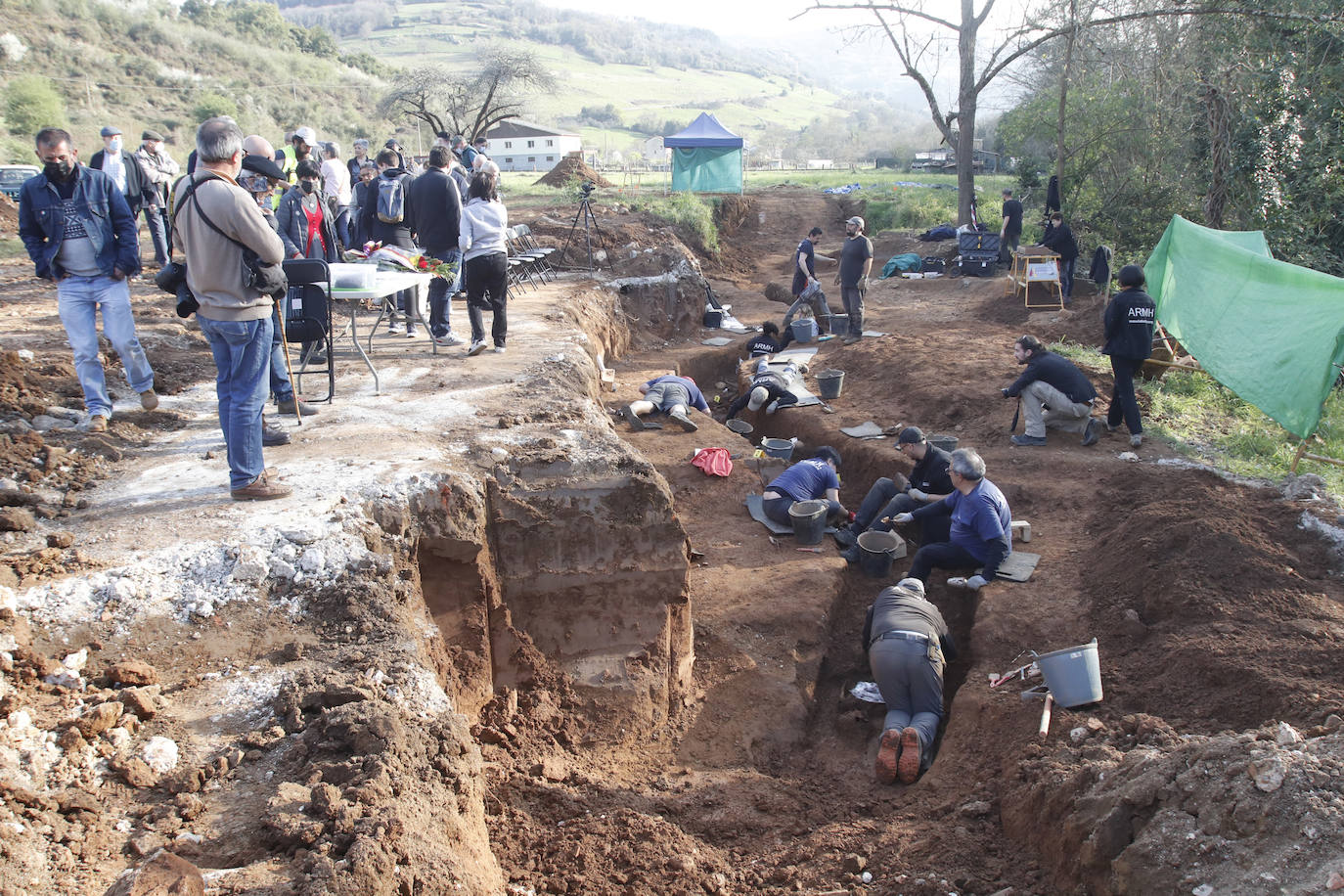 Las familias acuden a la excavación para hallar a sus antepasados y los voluntarios creen que encontrarán los restos de veinte personas más.