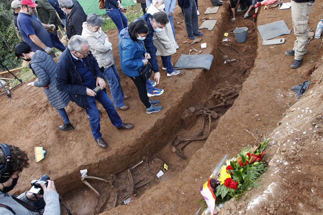 Las familias acuden a la excavación para hallar a sus antepasados y los voluntarios creen que encontrarán los restos de veinte personas más.