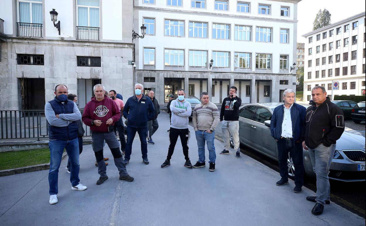 Algunos de los transportistas concentrados frente a la Delegación del Gobierno 