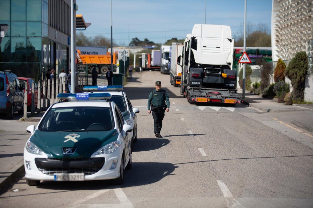 Camiones detenidos en el polígono de Silvota, vigilado por la Guardia Civil. 