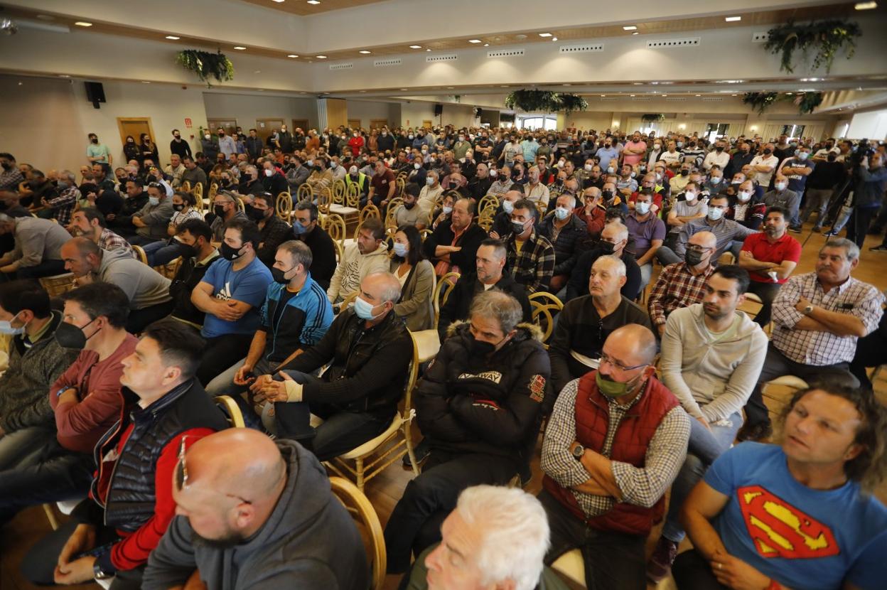 Asistentes a la asamblea convocada por UITA en el restaurante Peña Mea, en Llanera. 