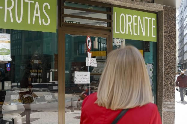 Una frutería de Gijón, cerrada por desabastecimiento. 