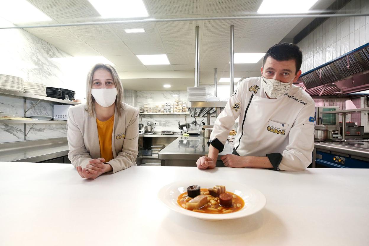 Sonia González, directora de sala, y Vicente Suárez con un plato de la fabada ganadora. 