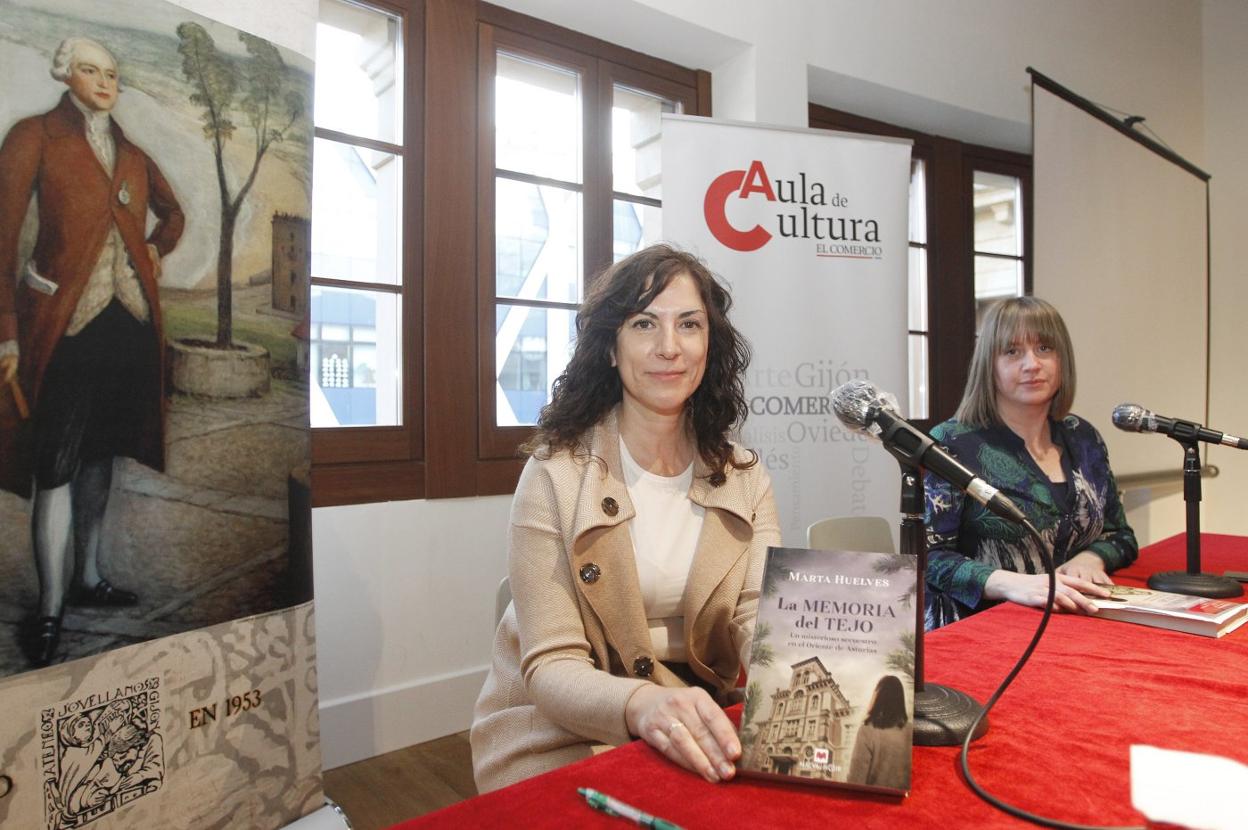 Marta Huelves y la escritora Verónica García-Peña, durante la presentación de ayer. 