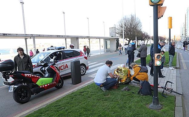 Heridos un hombre y una mujer al ser atropellados por un ciclista en el Muro. 
