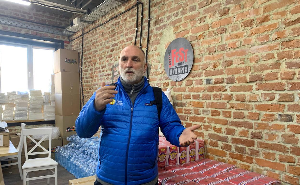 El cocinero José Andrés, en Leópolis, preparando comida para los más necesitados de la guerra