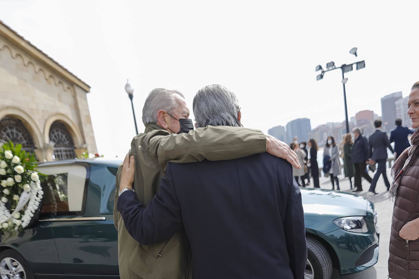 Familiares y amigos se reunieron este viernes en la iglesia de San Pedro para despedir a la gijonesa Elisa Fernández-Escandón, fallecida el pasado lunes en Madrid.