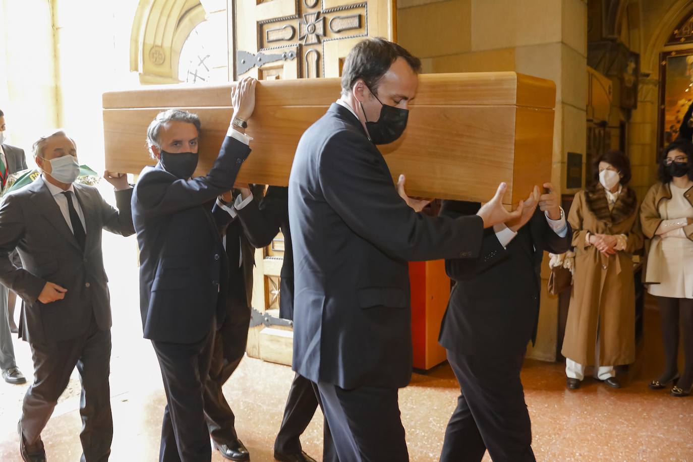 Familiares y amigos se reunieron este viernes en la iglesia de San Pedro para despedir a la gijonesa Elisa Fernández-Escandón, fallecida el pasado lunes en Madrid.