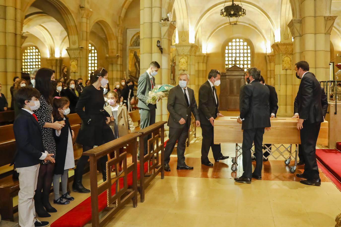 Familiares y amigos se reunieron este viernes en la iglesia de San Pedro para despedir a la gijonesa Elisa Fernández-Escandón, fallecida el pasado lunes en Madrid.