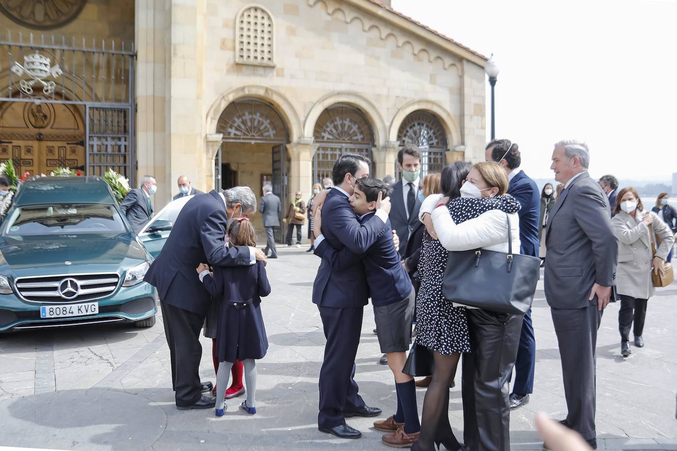 Familiares y amigos se reunieron este viernes en la iglesia de San Pedro para despedir a la gijonesa Elisa Fernández-Escandón, fallecida el pasado lunes en Madrid.
