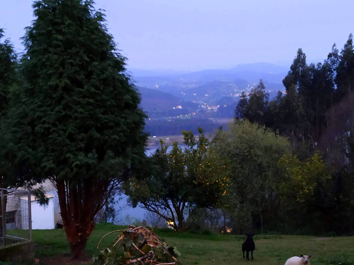 Estupendas vistas al atardecer sobre el río Nalón