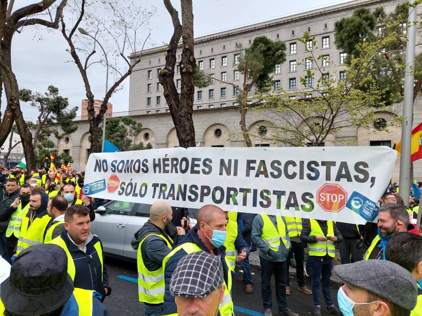 «Están eludiendo el problema de fondo, no estamos pidiendo subvenciones, sino unos precios garantizados para cubrir nuestros costes de explotación», señalan los transportistas, entre los que se encontraba un buen grupo de asturianos que se han trasladado a la capital para secundar la protesta. 