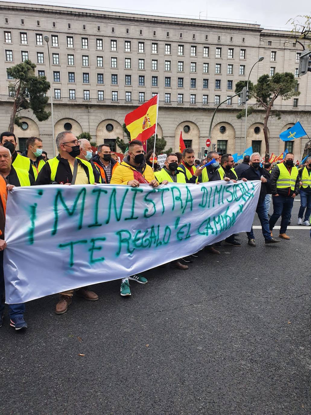 «Están eludiendo el problema de fondo, no estamos pidiendo subvenciones, sino unos precios garantizados para cubrir nuestros costes de explotación», señalan los transportistas, entre los que se encontraba un buen grupo de asturianos que se han trasladado a la capital para secundar la protesta. 