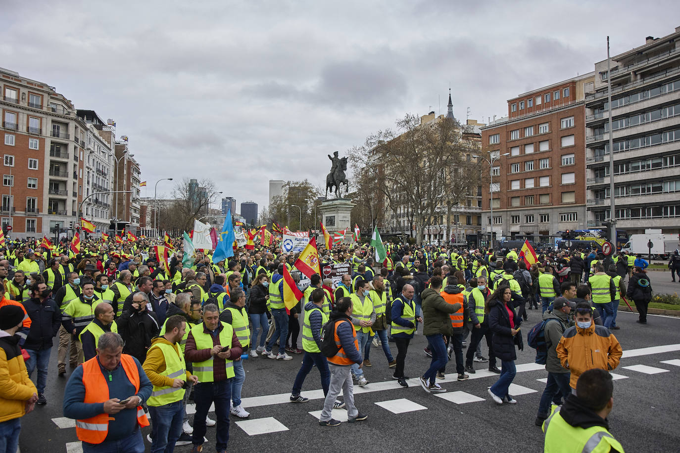 Durante el transcurso de la concentración, la ministra de Transportes, Raquel Sánchez, ha anunciado que finalmente se reunirá con ellos tras el acuerdo alcanzado con el Comité Nacional del Transporte por Carretera (CNTC). «Están eludiendo el problema de fondo, no estamos pidiendo subvenciones, sino unos precios garantizados para cubrir nuestros costes de explotación», señalan los transportistas.