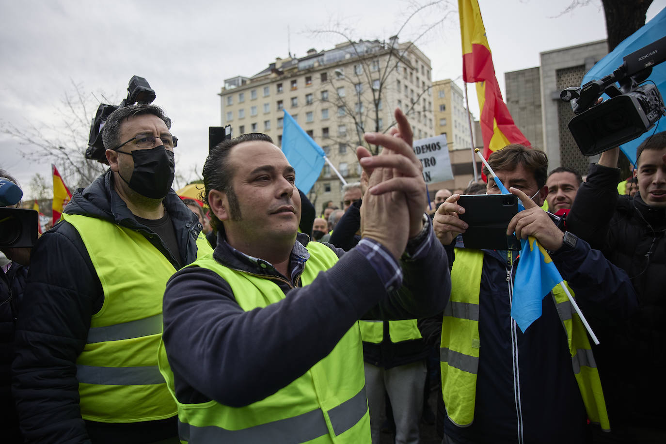 Durante el transcurso de la concentración, la ministra de Transportes, Raquel Sánchez, ha anunciado que finalmente se reunirá con ellos tras el acuerdo alcanzado con el Comité Nacional del Transporte por Carretera (CNTC). «Están eludiendo el problema de fondo, no estamos pidiendo subvenciones, sino unos precios garantizados para cubrir nuestros costes de explotación», señalan los transportistas.