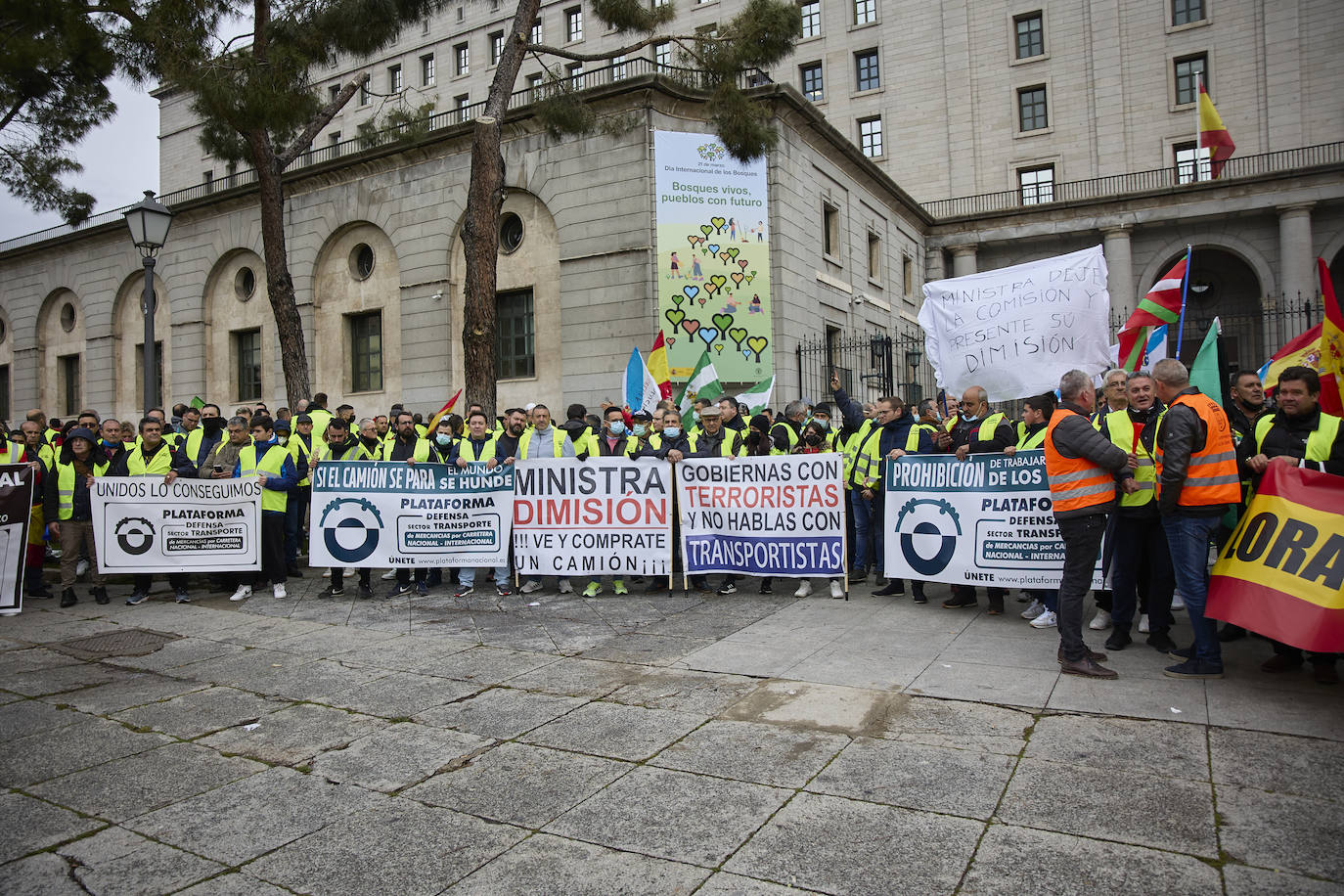 Durante el transcurso de la concentración, la ministra de Transportes, Raquel Sánchez, ha anunciado que finalmente se reunirá con ellos tras el acuerdo alcanzado con el Comité Nacional del Transporte por Carretera (CNTC). «Están eludiendo el problema de fondo, no estamos pidiendo subvenciones, sino unos precios garantizados para cubrir nuestros costes de explotación», señalan los transportistas.