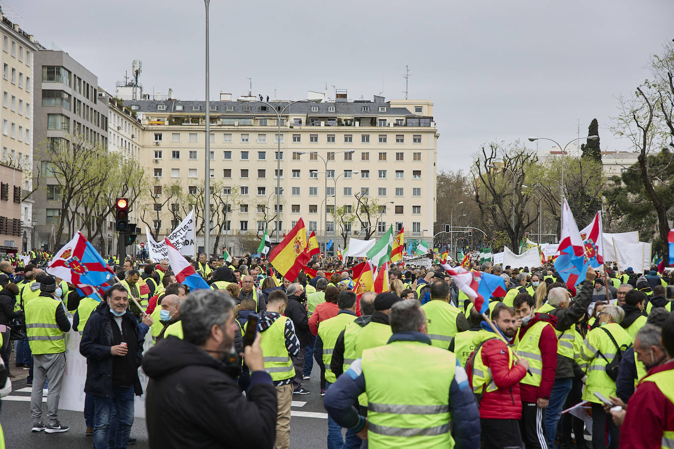 Durante el transcurso de la concentración, la ministra de Transportes, Raquel Sánchez, ha anunciado que finalmente se reunirá con ellos tras el acuerdo alcanzado con el Comité Nacional del Transporte por Carretera (CNTC). «Están eludiendo el problema de fondo, no estamos pidiendo subvenciones, sino unos precios garantizados para cubrir nuestros costes de explotación», señalan los transportistas.