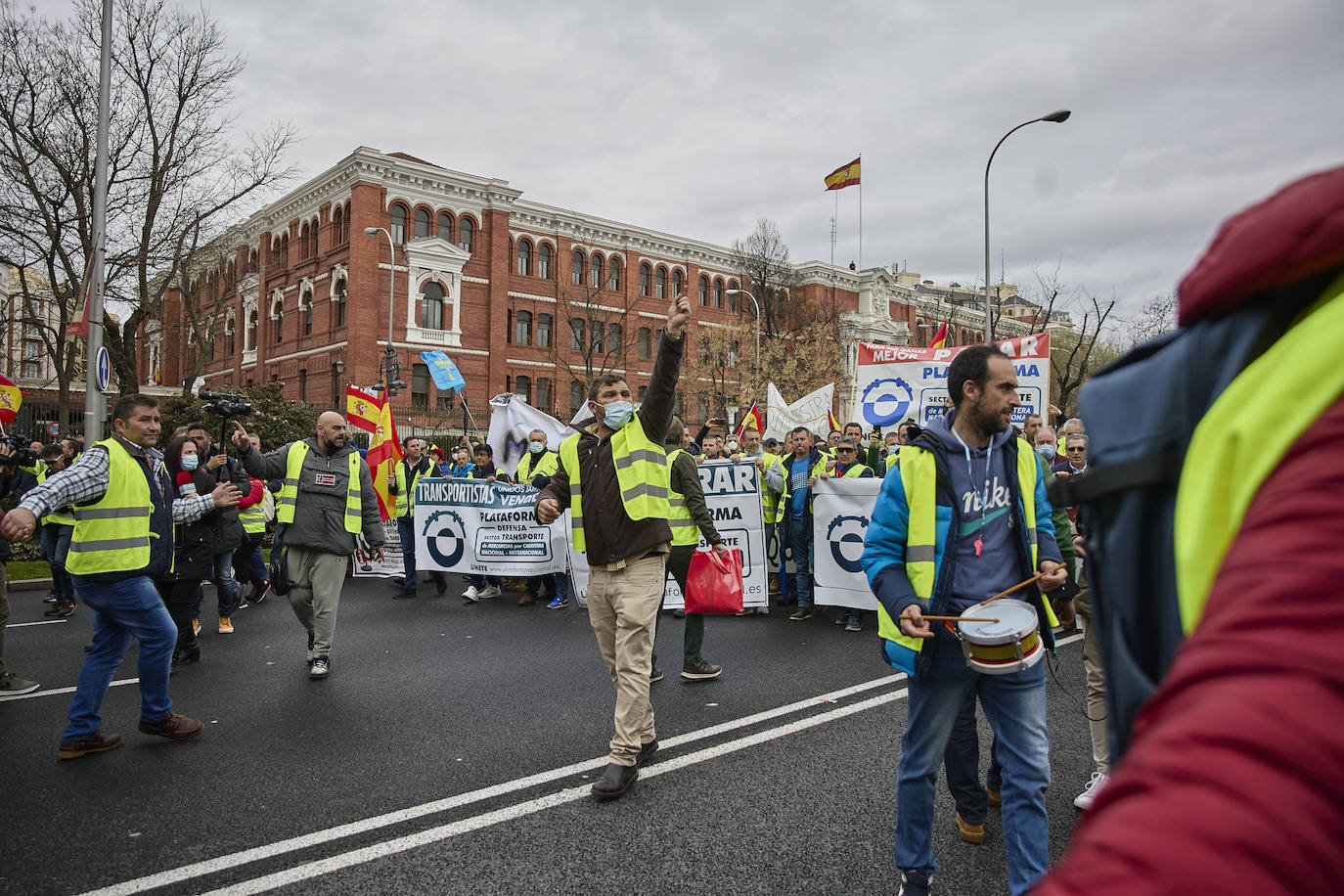 Durante el transcurso de la concentración, la ministra de Transportes, Raquel Sánchez, ha anunciado que finalmente se reunirá con ellos tras el acuerdo alcanzado con el Comité Nacional del Transporte por Carretera (CNTC). «Están eludiendo el problema de fondo, no estamos pidiendo subvenciones, sino unos precios garantizados para cubrir nuestros costes de explotación», señalan los transportistas.