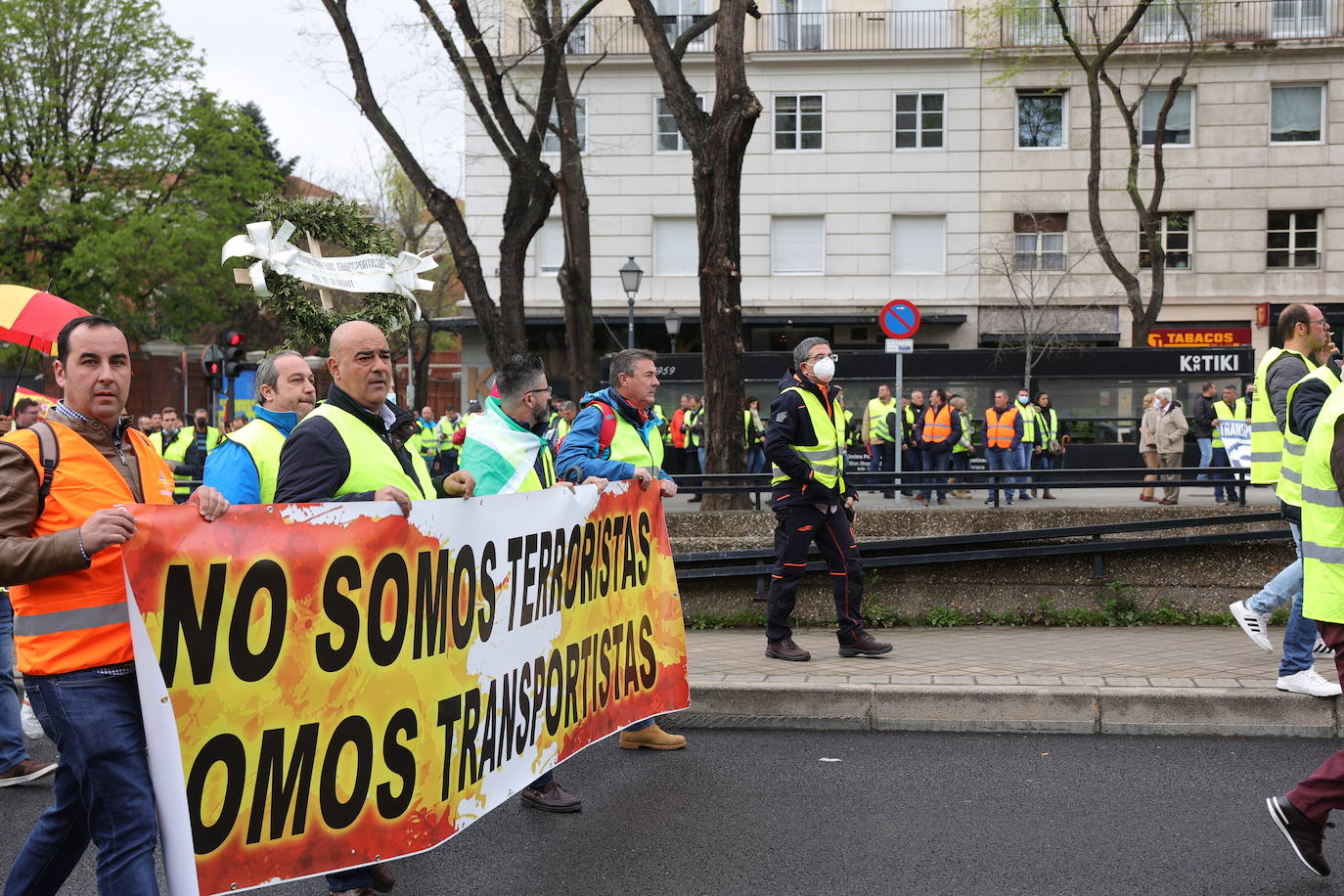 Durante el transcurso de la concentración, la ministra de Transportes, Raquel Sánchez, ha anunciado que finalmente se reunirá con ellos tras el acuerdo alcanzado con el Comité Nacional del Transporte por Carretera (CNTC). «Están eludiendo el problema de fondo, no estamos pidiendo subvenciones, sino unos precios garantizados para cubrir nuestros costes de explotación», señalan los transportistas.