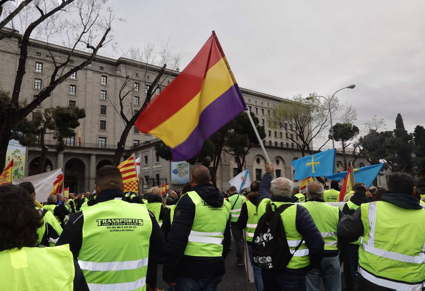 Durante el transcurso de la concentración, la ministra de Transportes, Raquel Sánchez, ha anunciado que finalmente se reunirá con ellos tras el acuerdo alcanzado con el Comité Nacional del Transporte por Carretera (CNTC). «Están eludiendo el problema de fondo, no estamos pidiendo subvenciones, sino unos precios garantizados para cubrir nuestros costes de explotación», señalan los transportistas.