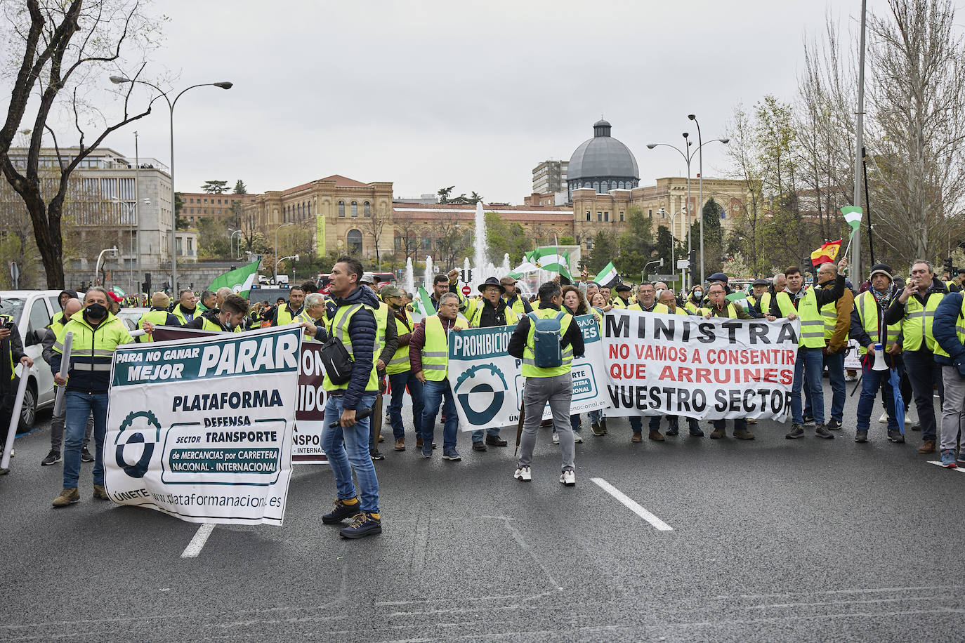 Durante el transcurso de la concentración, la ministra de Transportes, Raquel Sánchez, ha anunciado que finalmente se reunirá con ellos tras el acuerdo alcanzado con el Comité Nacional del Transporte por Carretera (CNTC). «Están eludiendo el problema de fondo, no estamos pidiendo subvenciones, sino unos precios garantizados para cubrir nuestros costes de explotación», señalan los transportistas.