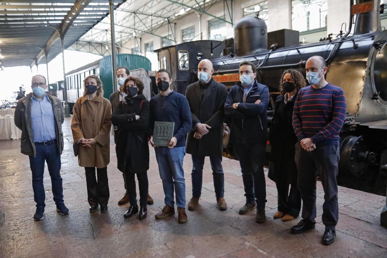 Javier Fernández, Laina González, Juan García, Bárbara Cordero, Marcos Merino, Miguel Barrero, Manuel Vallina, Marta Crestelo y Pablo León, en la entrega de la placa en el Museo del Ferrocarril. 