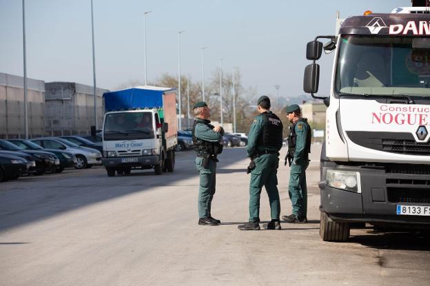 Gobierno y transportistas pactan rebajas en los carburantes pero los paros se mantienen