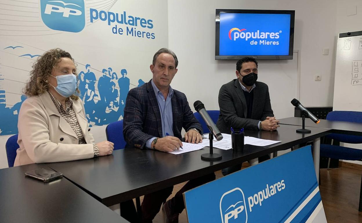 La secretaria del Partido Popular de Mieres, Beatriz Llanez; el presidente, José Manuel Rodríguez 'Lito'; y Fernando Hernández, portavoz en el Ayuntamiento.