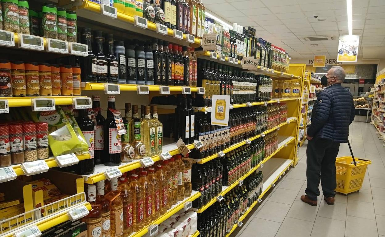 Estanterías de aceite en un supermercado asturiano durante el paro de transportistas. 