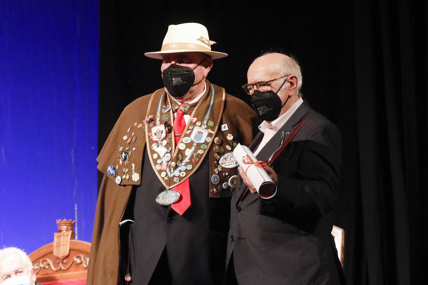 La Cofradía de Amigos de les Fabes celebró este sábado un acto institucional en el Teatro Riera en el que el cantautor y productor Víctor Manuel fue nombrado Cofrade de Honor.