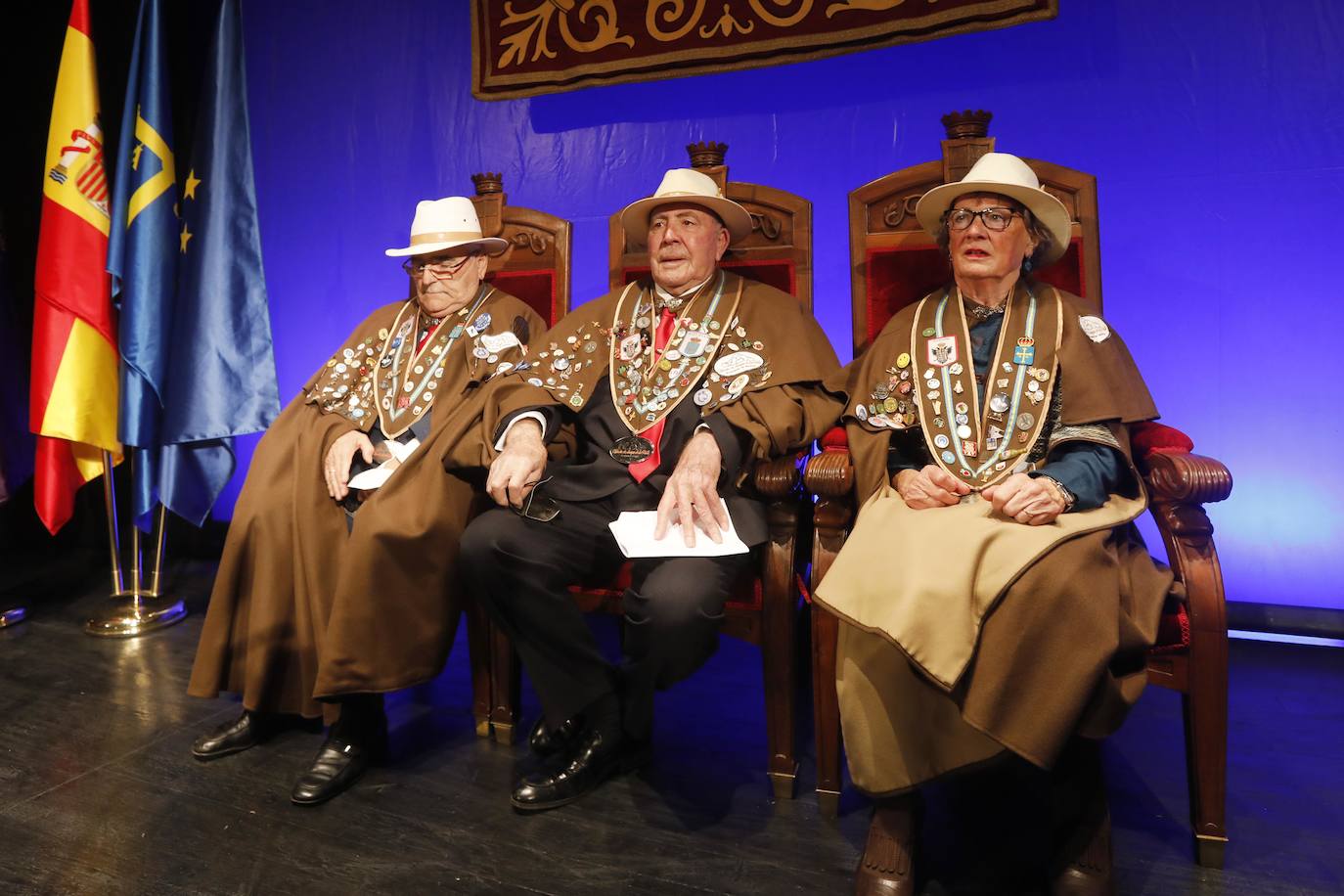 La Cofradía de Amigos de les Fabes celebró este sábado un acto institucional en el Teatro Riera en el que el cantautor y productor Víctor Manuel fue nombrado Cofrade de Honor.